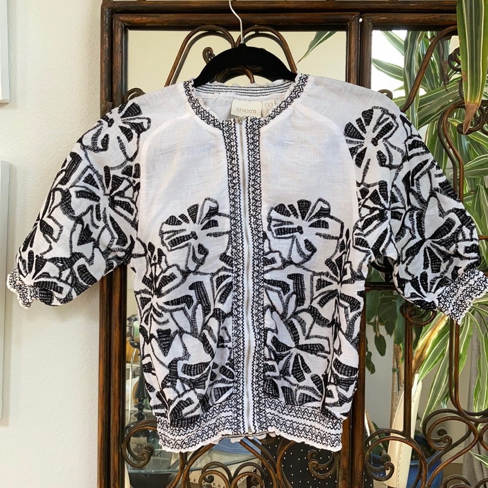 Chico’s linen black and white embroidered zip jacket crop top